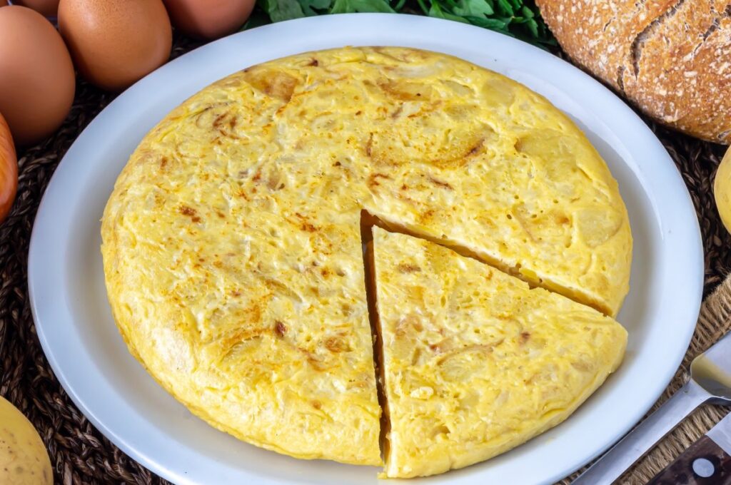 Картофельная-тортилья—омлет-из-куриных-яиц-с-картошкой-и-репчатым-луком Картофельная-тортилья—омлет-из-куриных-яиц-с-картошкой-и-репчатым-луком